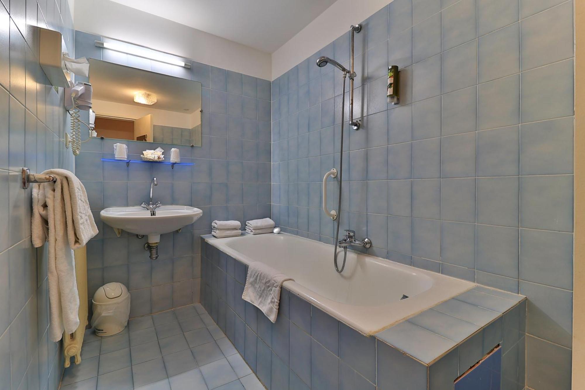 Hotel Logis Le Relais Imperial Saint-Vallier-de-Thiey Esterno foto