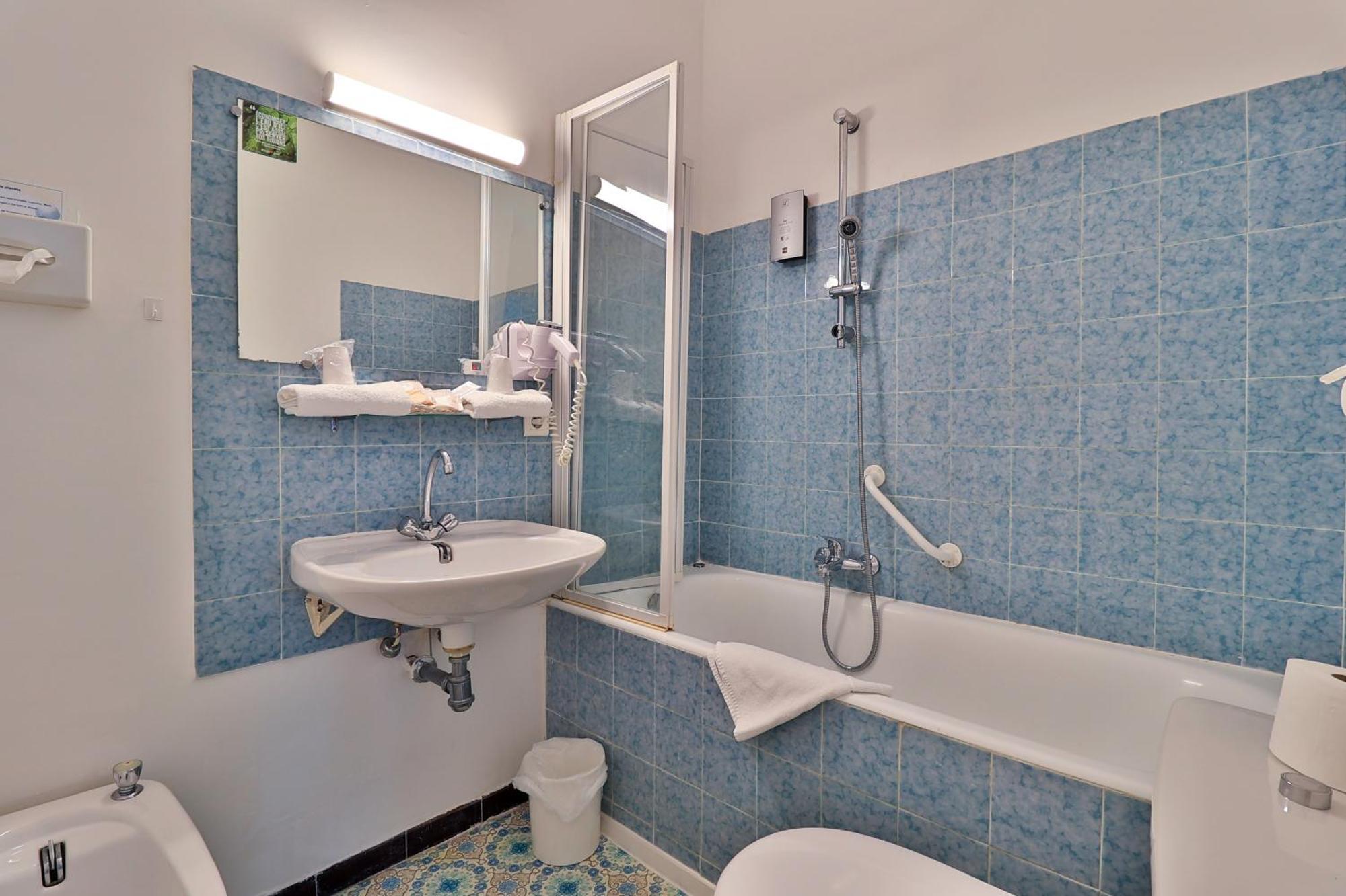 Hotel Logis Le Relais Imperial Saint-Vallier-de-Thiey Esterno foto