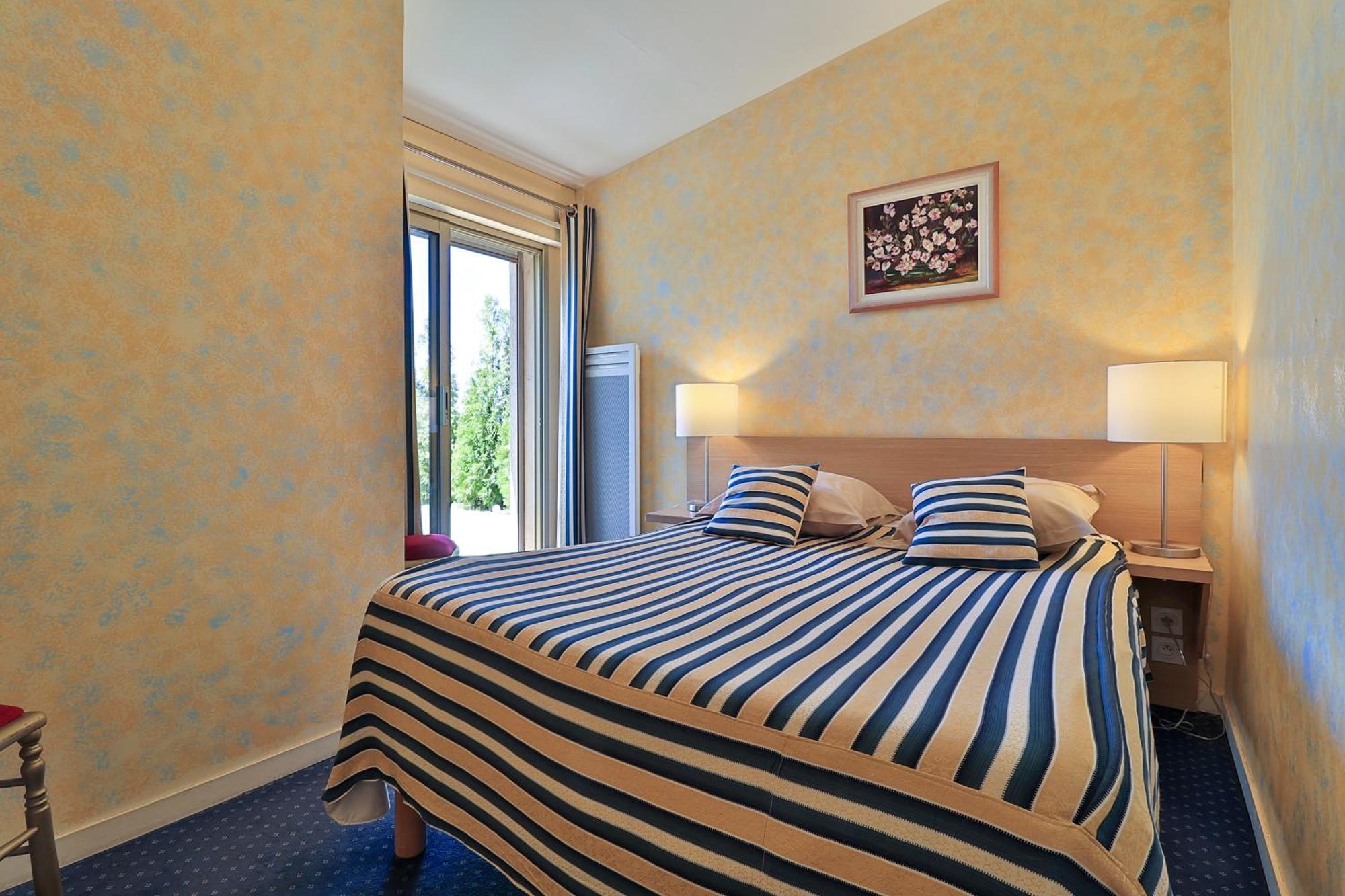 Hotel Logis Le Relais Imperial Saint-Vallier-de-Thiey Esterno foto